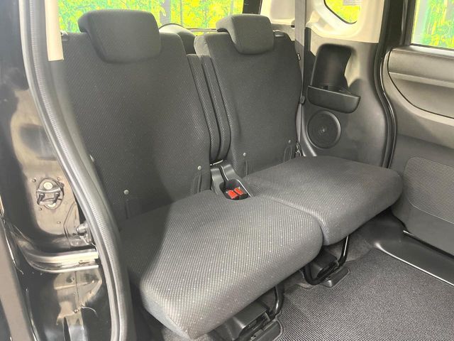 後部座席も気になるようなキズ・汚れやへたり等、大きなダメージはなく、良好な状態です。