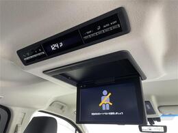 【純正後席ディスプレイ（フリップダウンモニター）】後部座席からも、DVDや映画、ライブ映像、YouTube動画など様々な動画が楽しめ、ドライブが退屈しません！