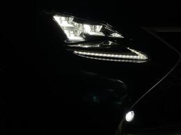 【三眼フルLEDヘッドランプ】ヘッドライトの高さを乗車人員による沈み込みを感知して自動で調整します！