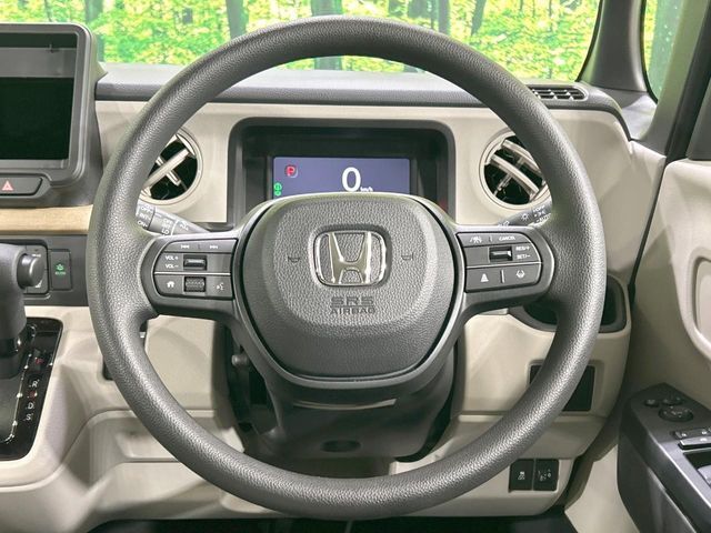 インテリアに合わせたデザインのステアリングは、運転される方のことも考え、運転しやすい形状、大きさです。是非一度、実際に触ってお確かめください。