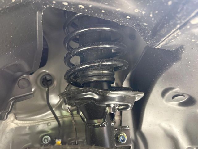 お車を安心してお乗りいただく為には、足回りの定期点検が欠かせません。サービスサポート（有償保証）では無料点検もご提供しており、安心のカーライフをお過ごしいただけるサポート体制が整っています。