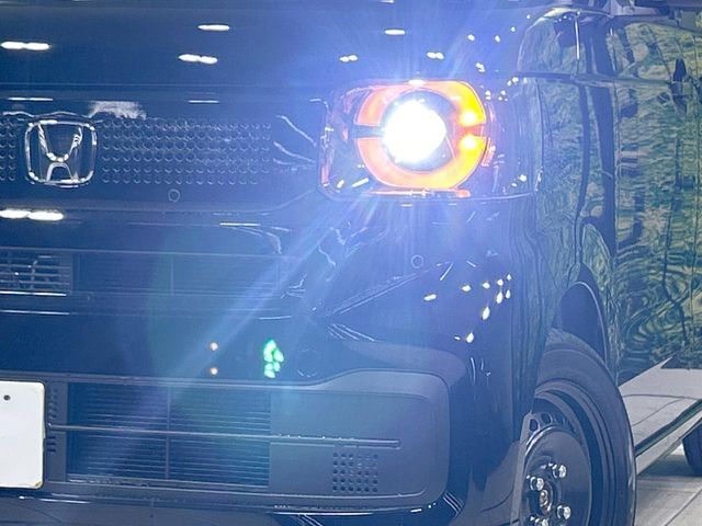 【LEDヘッドライト】悪天候や夜間走行時も良好な視界を確保し安心して運転できる高輝度LEDヘッドライトを装備！点灯速度が早く、消費電力も抑えられています。