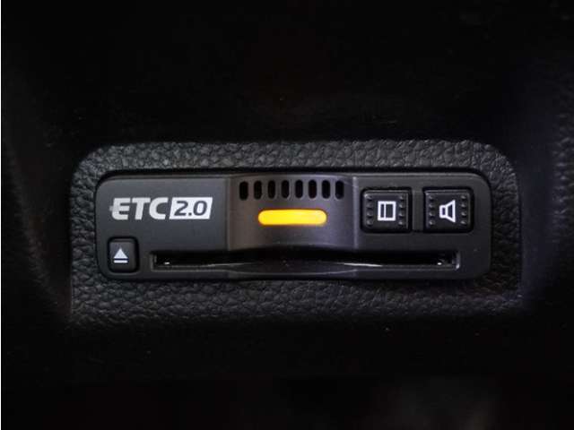 ◆ETC2.0装着◆進化したドライブ体験。料金収受システムだけだったETCが生まれ変わって、高速道路を賢く使うETC2.0に進化しました。多彩な情報サービスが便利で快適なドライブ体験を提供します。