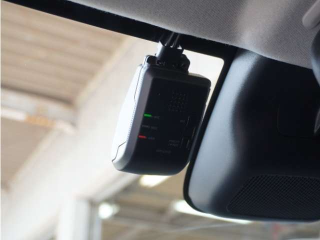 ◆ドライブレコーダー◆映像・音声などを記録する自動車用の装置です。　もしもの事故の際の記録はもちろん、旅行の際の思い出としてドライブの映像を楽しむことができます。