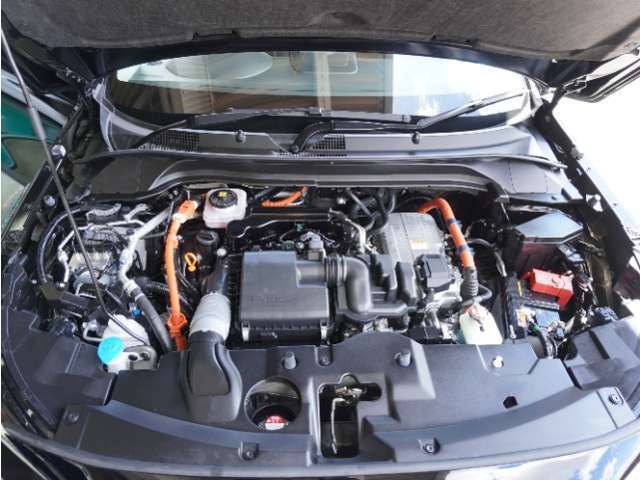 ◆エンジンルーム◆車の心臓部分のエンジンルームが汚いとトラブルの基になります。当店は専用の液剤を使って徹底的に綺麗にします。