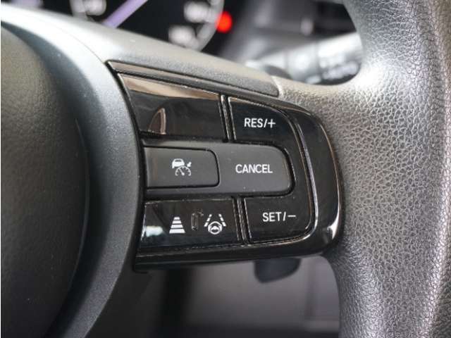 ◆アダプティブクルーズコントロール◆予め設定した車速内でクルマが自動的に加減速。前走車との適切な車間距離を維持しながら追従走行します。【LKAS】車線維持支援システムでステアリング操作を支援。