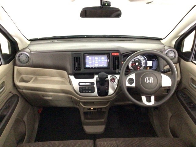 【前方視界】開放的な前方視界！運転がしやすく疲れにくいです♪窓が大きく、見通しがとっても良いおクルマですよ♪