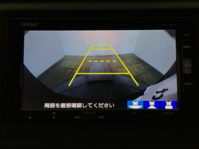 【バックカメラ】運転が苦手な方も車庫入れラクラクです！ギアをリバースに入れれば自動的に切り換わりますので、面倒な操作は不要です♪狭い駐車場もお車を傷つけず安心ですね！