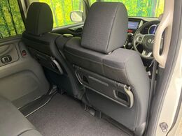 【シートバックテーブル】ドリンクを置いたりお菓子を置いたり…ロングドライブ時、後席にお乗りの方がゆったり快適にお過ごしいただける気配り要素が充実しております♪