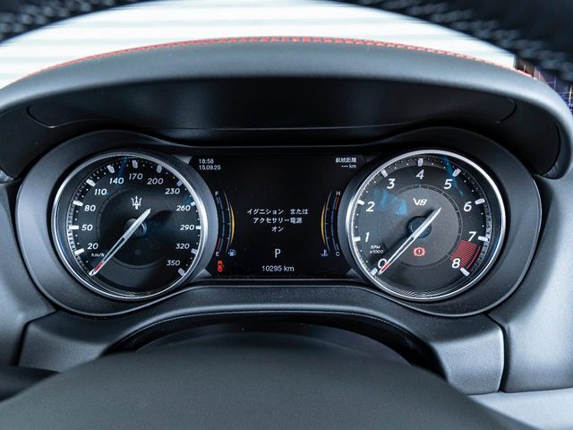 無駄を省いたシンプルなデザインのメーターパネル。