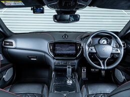 インテリアは12方向電動調整式フロントシート、カーボンインテリアトリム、シートヒーター、ベンチレーションが装備され、スポーティーな走りの楽しみと快適性を両立。