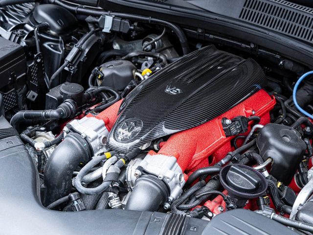 マセラティの100年の歴史が詰まった、3.8リッターV8ツインターボエンジン　590馬力（カタログ値）。是非店頭でその走りやエギゾーストを、肌で、耳でご体感ください。