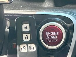 【Hondaスマートキー】カバンやポケットに入れたままでもドアの施錠・解錠が可能なスマートキーを装備。エンジンのオン・オフ時もカギを取り出す必要が無いからとっても便利です♪