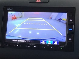 リバースギアに入れるだけで後方の表示へ切り替わります。夜間や雨の日の駐車も楽になりますよ。