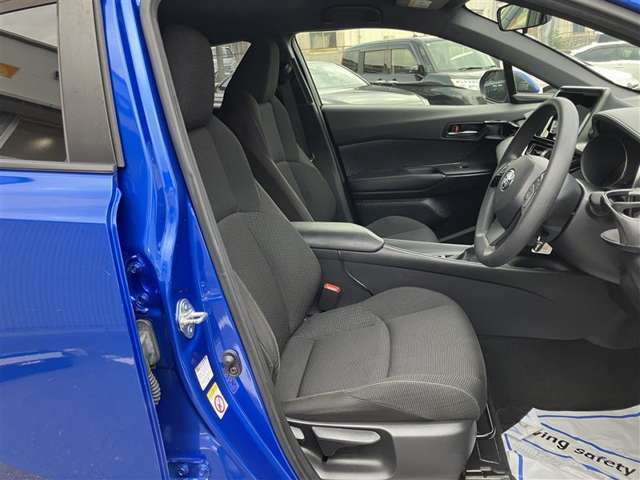 高いホールド性で運転姿勢が安定します。長距離ドライブでも疲れにくいのが魅力です。快適なドライビングライフをお送りください♪