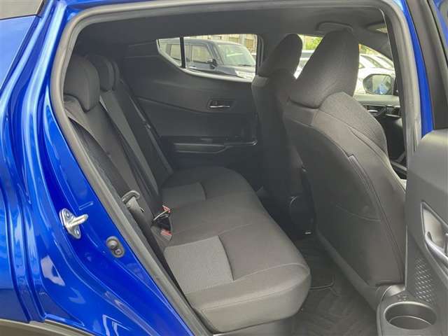ゆとりある広々とした車内空間は、ドライブを始め買い物やレジャーなど、幅広く活躍します。一人でもみんなとでもお出かけを楽しみましょう！