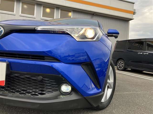LEDヘッドライトです。デザイン性がよくとても明るいので、夜間の走行や悪天候でも安心です。しかも長寿命！