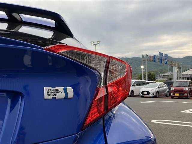 LEDテールライトです。省電力、高輝度のLEDは明るく照らすので夜間運転時の視認性を高めます。スタイリッシュな見た目で細かいところもこだわりたいあなたに！