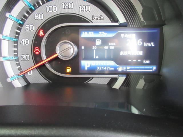 シンプルでスッキリしたメーターデザインはドライブを楽しくさせます。最近のお車は低燃費運転をしていただくと標記がかわる工夫も施されています。あなた好みのアクセントをつけてみるのも良いかもしれませんよ！
