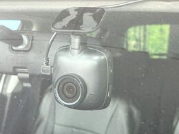 【ドライブレコーダー】安心・安全なカーライフに必須のドライブレコーダーを装備！走行中はもちろん、あおり運転や事故に遭遇した際の状況も映像で記録し、万一のリスクに備えます。