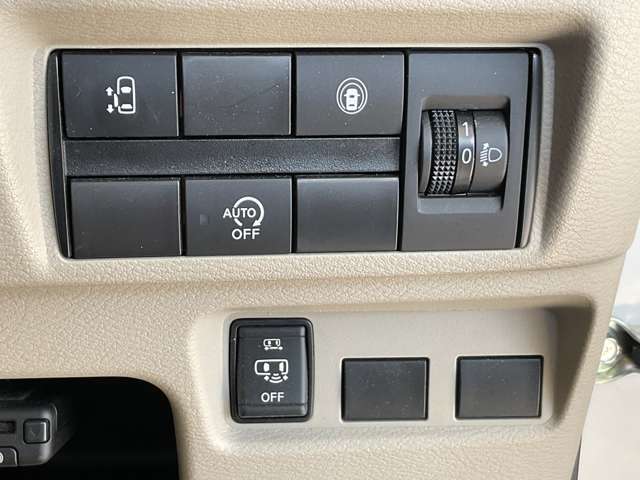 スライドドアは両手がふさがっていても、ボタンを押すだけでカンタンにオート開閉、インテリジェントキーからも操作できます。