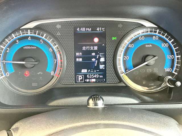ブルー照明とグレーのグラデーションがクールな専用メーター、航続可能距離・燃費情報なども表示するセンターディスプレイとエコドライブが楽しくなるエコインジケーター付き。