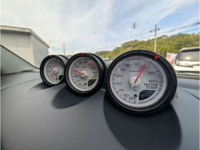 Defi3連追加メーター排気温、油温、水温計装備でカッコいいです！！
