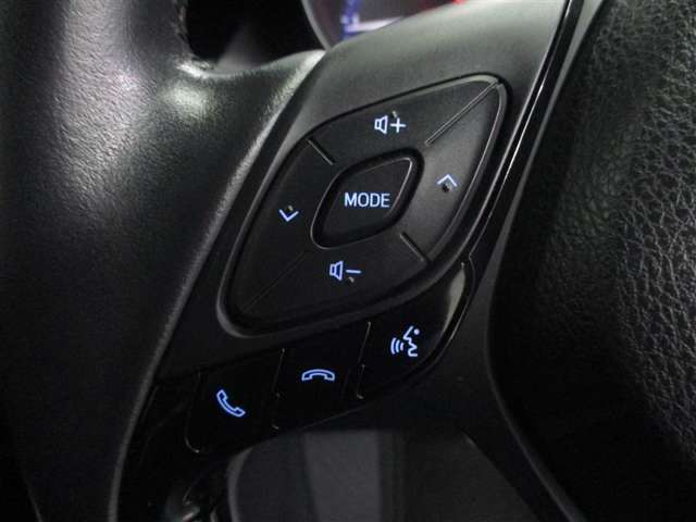 ステアリング左側のスイッチはオーディオの切り替え・選局・音量調整が出来ます。運転中でも簡単に操作が可能です