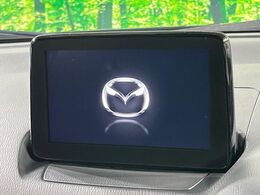 【マツダコネクトナビ】車内の雰囲気にマッチした一体型タイプのナビ。各種車輌設定やBluetooth再生等、様々な機能が楽しめます。直感的なダイヤル操作が可能で、使い勝手も良好です。