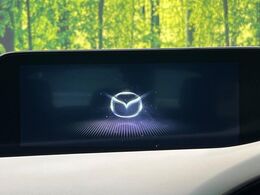 【8.8インチマツダコネクト】車内の雰囲気にマッチした大型のディスプレイ。スマホ接続でのナビ使用やBluetooth再生等、様々な機能が楽しめます。直感的なダイヤル操作が可能で、使い勝手も良好です。