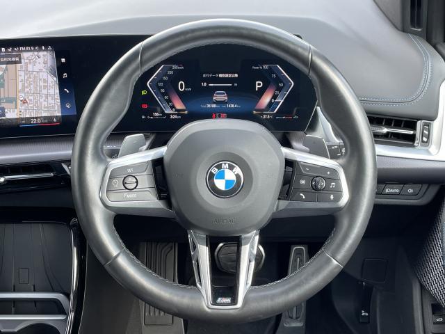 BMWのステアリングのリムは、一般的なものより少し太めにデザインされています。　これはタイヤやステアリングシャフトなどを介して伝わる路面からの入力を、しっかりと把握するためです。