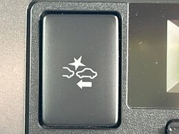 【プリクラッシュセーフティ】前方の車両等を検知し、衝突しそうな時は警報で注意を促し、ブレーキを踏む力をサポート。ブレーキを踏めなかった場合は衝突被害軽減ブレーキが作動、衝突回避をサポートします。