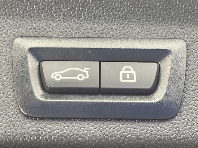 ●電動リアゲート：ワンタッチでリアゲートの開閉ができ、荷物などで両手が塞がっている状態でも簡単に開閉ができる便利機能です。