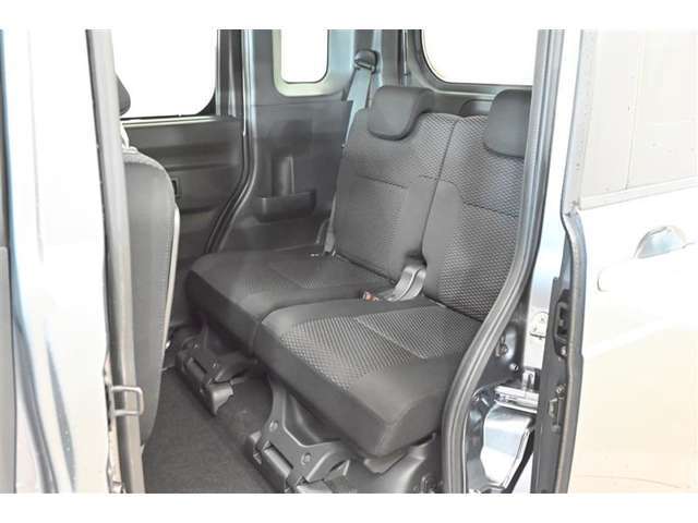 中古車をキレイで気持ちよくお乗りいただけるよう、エンジンルームからシートを外した洗浄まで、目に見えない部分も徹底的に洗浄しています！