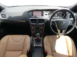 なだらかなラインが特徴的なダッシュボードです。ナビ画面やエアコンルーバーなど機能的な箇所をメッキで囲うことで、操作時の視線の移動をスムーズにさせます。