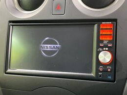【純正ナビ】人気の純正ナビを装備しております。ナビの使いやすさはもちろん、オーディオ機能も充実！キャンプや旅行はもちろん、通勤や買い物など普段のドライブも楽しくなるはず♪