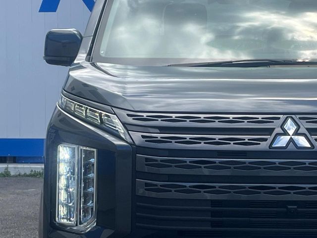 【LEDヘッドライト】悪天候や夜間走行時も良好な視界を確保し安心して運転できる高輝度LEDヘッドライトを装備！点灯速度が早く、消費電力も抑えられています。