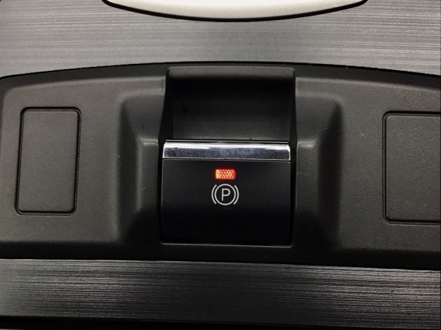 わずかな力で簡単に操作出来る電動パーキングブレーキ付きです！