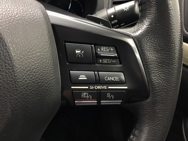 アクセルから足を離しても設定したスピードを保ち走行し、高速道路での疲労軽減に役立つクルーズコントロール付きです！