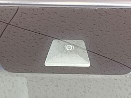 【ホンダセンシング】走行中に前方の車両等を認識し、衝突しそうな時は警報とブレーキで衝突回避と被害軽減をアシスト。より安全にドライブをお楽しみいただけます。