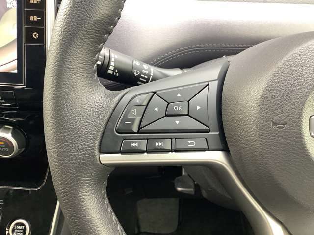 ナビの音量など車両情報を手元で操作できるハンドルスイッチ付き。