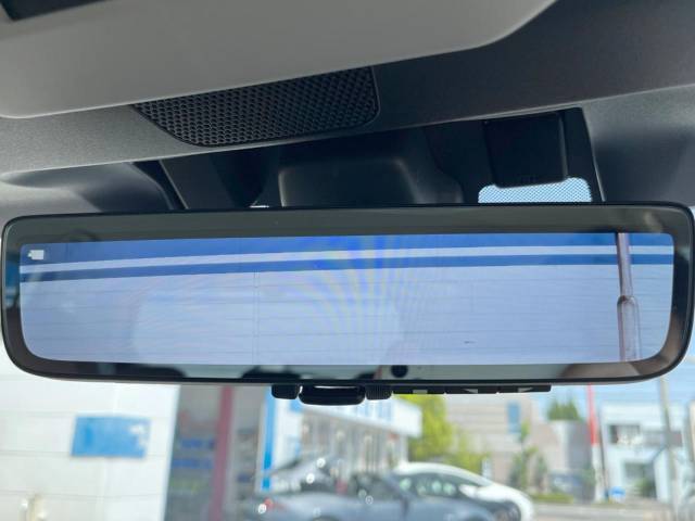 【スマートリヤビューミラー】後席の大きな荷物や同乗者で後方が確認しづらい時でも安心！カメラが撮影した車両後方の映像をルームミラー内に表示。クリアな視界で状況の確認が可能です！
