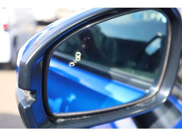 【ブラインドスポットモーション】後方の死角となるエリア内に車両やバイクの存在を検知すると、サイドミラー内のインジケーターが点灯し、知らせてくれるシステムです！