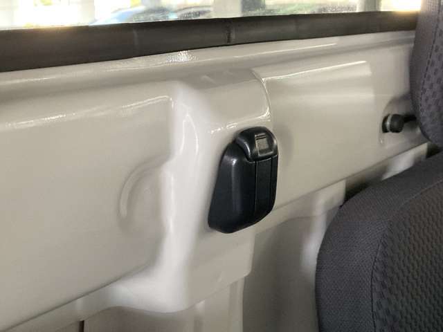 運転席と助手席の間にあるコンビニフックです。