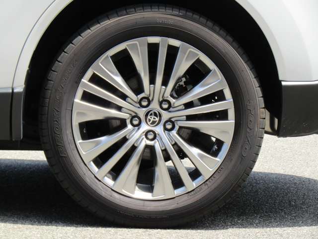 掲載車両は純正ホイールですが、カー用品店のオートバックスグループの自動車販売店なのでお好みの社外アルミホイールもオプション装着できます。お菌入りのメーカーや銘柄があれば是非お気軽にご相談ください。