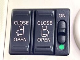 【両側パワースライドドア】スマートキーや運転席のスイッチで後席両側スライドドアの開閉が可能♪電動だから力を入れてドアを開ける必要が無く、小さなお子様でも簡単に開け閉めでき快適です♪