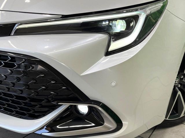 【LEDヘッドライト】悪天候や夜間走行時も良好な視界を確保し安心して運転できる高輝度LEDヘッドライトを装備！点灯速度が早く、消費電力も抑えられています。