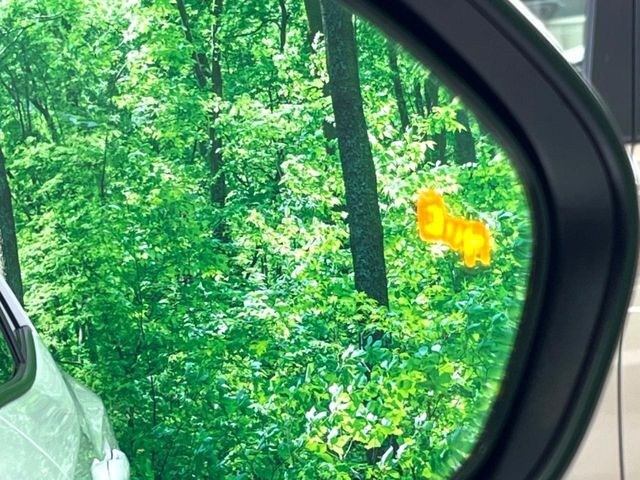 【ブラインドスポットモニター】走行中、ドアミラーの死角になりやすい箇所に後続車が接近するとサイドミラーのレンズに警告を表示！ドライバーに注意喚起をしてくれます。