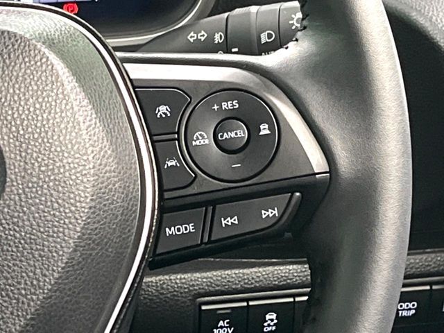 【レーダークルーズコントロール】高速道路での長距離走行が楽に！！自動で速度を保つクルーズコントロールが、衝突軽減システムと連携し、前方の車両を感知して車間を保つように速度調節してくれます！！