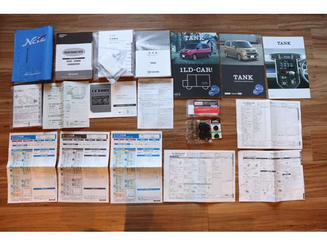 取り扱い説明書（車両・ナビ・ドラレコ・他）メンテナンスノート・保証書など書類多数有ります♪この年式で過去のトヨタディーラー点検整備記録簿合計5枚有ります！！もちろん今回のトヨタ車検整備記録簿も発行！！